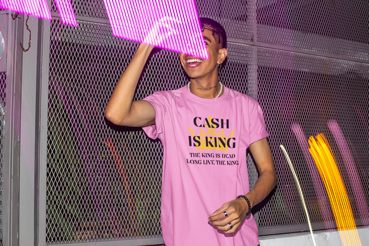 Cash is King T-Shirt. Färg Ljusrosa. För den som vill sticka ut ordenetligt med budskapet Cash Is King