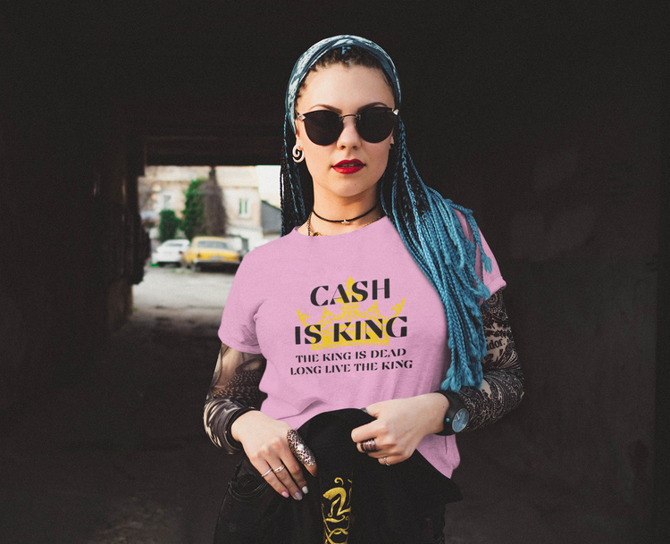 Cash Is King T-Shirt Dam. T-Shirt med text Cash Is King. The King Is Dead Long Live The King