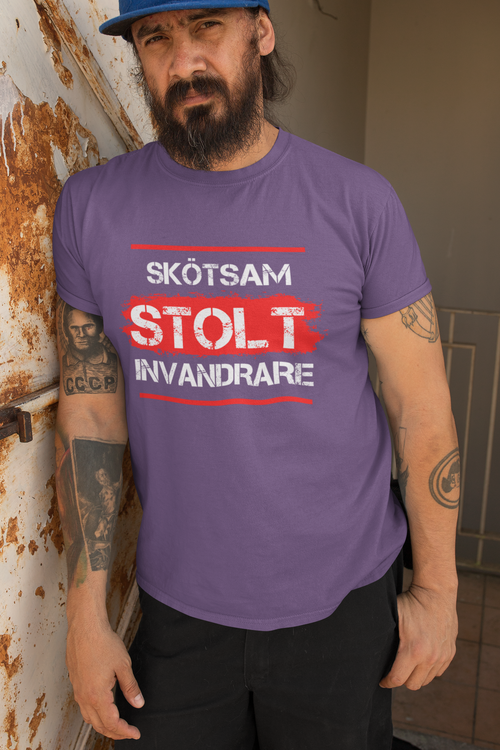 Integration Sverige 2021. T-Shirt Herr. Text Skötsam Stolt Invandrare