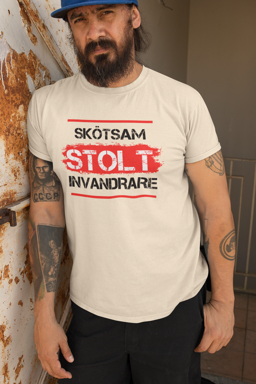 Sveriges största utbud av olika färger på tröjor. Denna T-Shirt är med texten Skötsam Stolt Invandrare