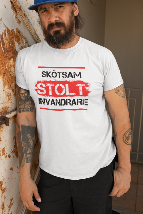 Skötsam Stolt Invandrare. T-Shirt med budskap. Invandringspolitiken i Sverige