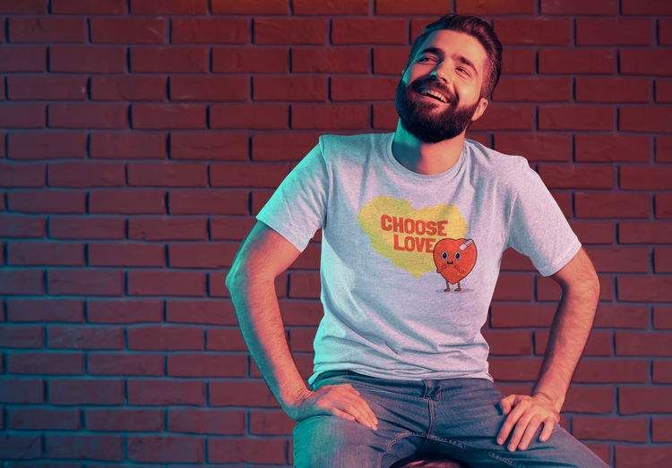 T-Shirt med tryck Choose Love. En tröja med tryck från vår Stop The Hate Collection