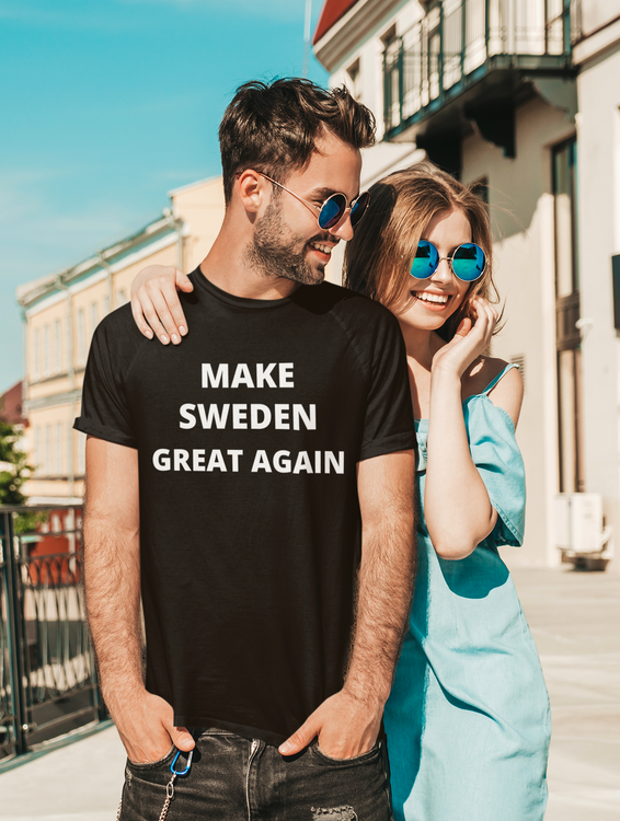 T-Shirts med text Make Sweden Great Again. Denna tröja som saknats av många finns nu hemma i Sverige för snabba leveranser