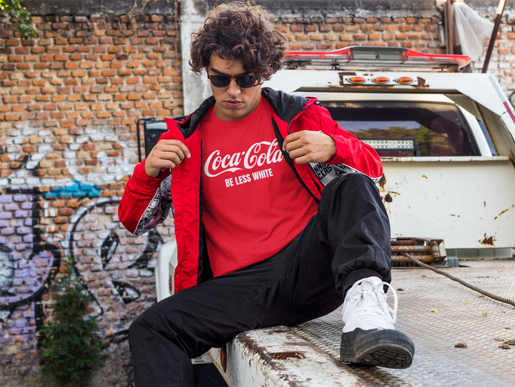 Coca Cola Tshirt. Röd Färg med Text Be Less White. T-Shirt med tryck.