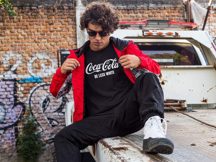 T-Shirt Coca-Cola. Coca-Cola Be less White. Cool T-Shirt med tryck. Reklam som gick viral i fel riktning.