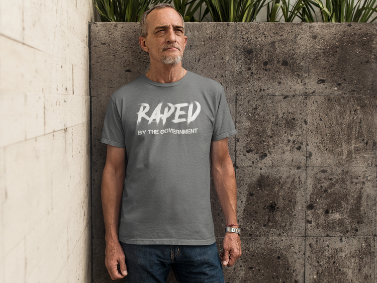 T-Shirt Raped By The Government. Fått nog av mybdigheter så är detta Tshirten som skall finnas i din garderob