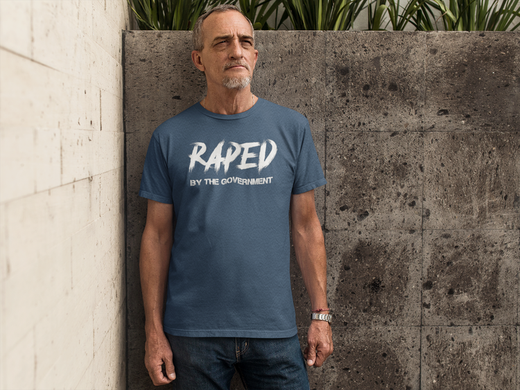 Raped By The Government T-Shirt. Herr T-Shirt i flertal färger. En Tshirt för dem som vill visa sitt missnöje mot staten. Raped By The Government finns i flera färger & storlekar