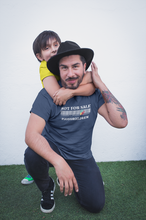 T-Shirt Herr med tryck. Tryckmotiv med ställningstagande. Save Our Children they are not for sale