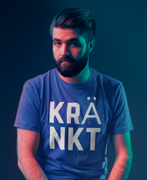 Herr T-Shirt med texttrycket KRÄNKT. Känner du någon som är kränkt i dagens samhälle?