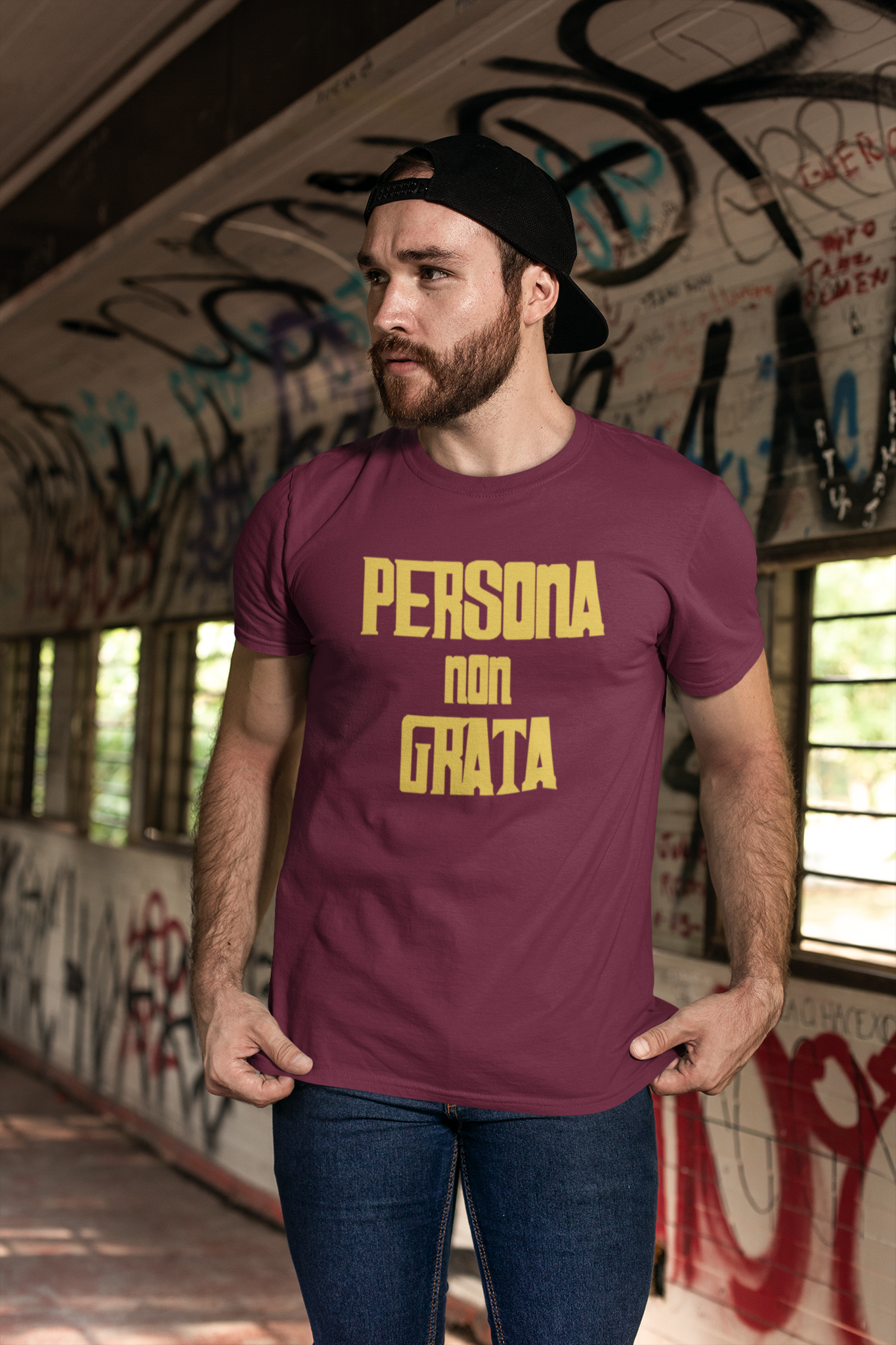 Tshirt Herr med text Persona Non Grata. T-Shirt med unika texter & motiv från Statements Clothing.