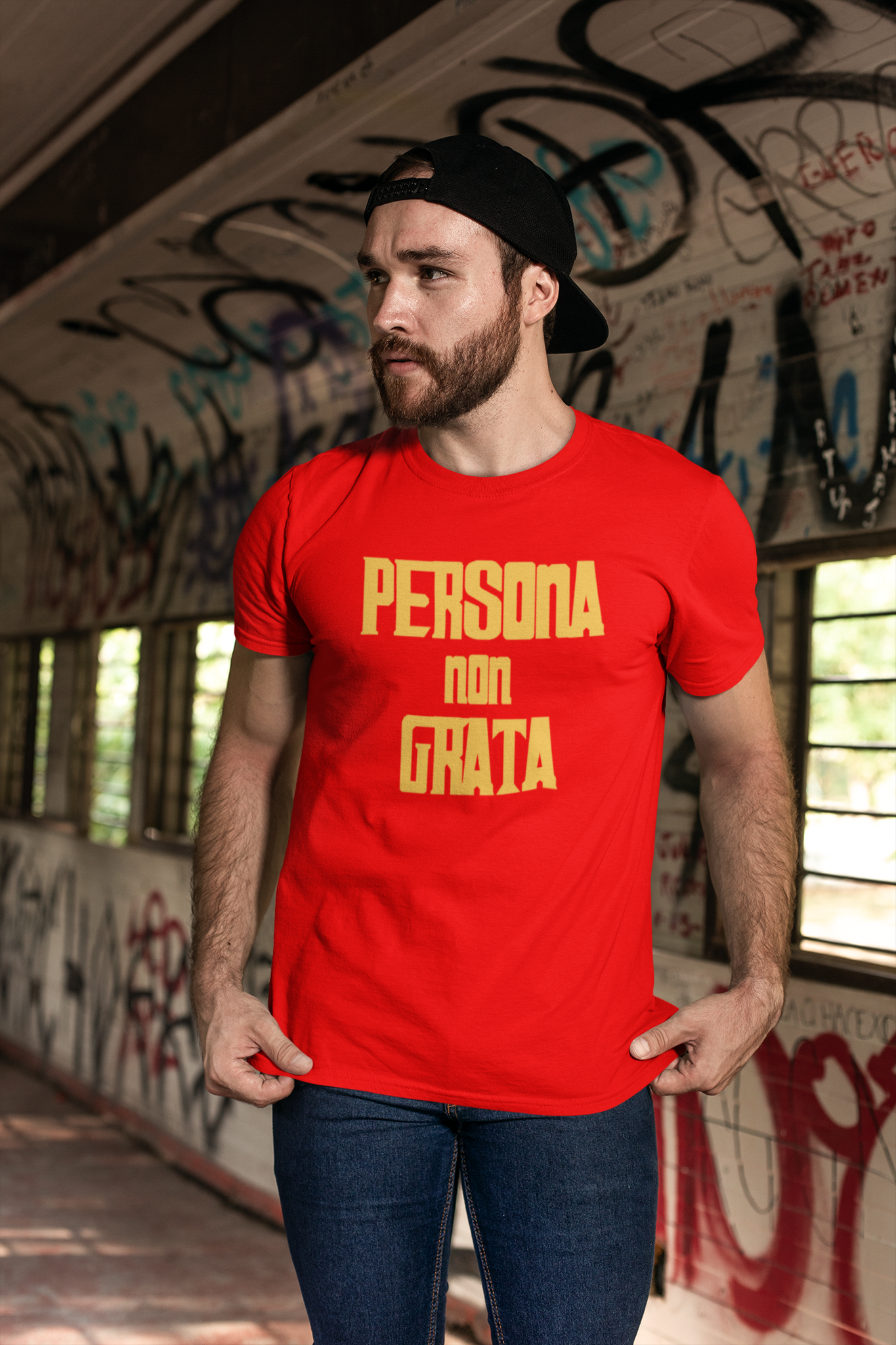 Persona Non Gratta Tischa. T-Shirt med unika texter & motiv