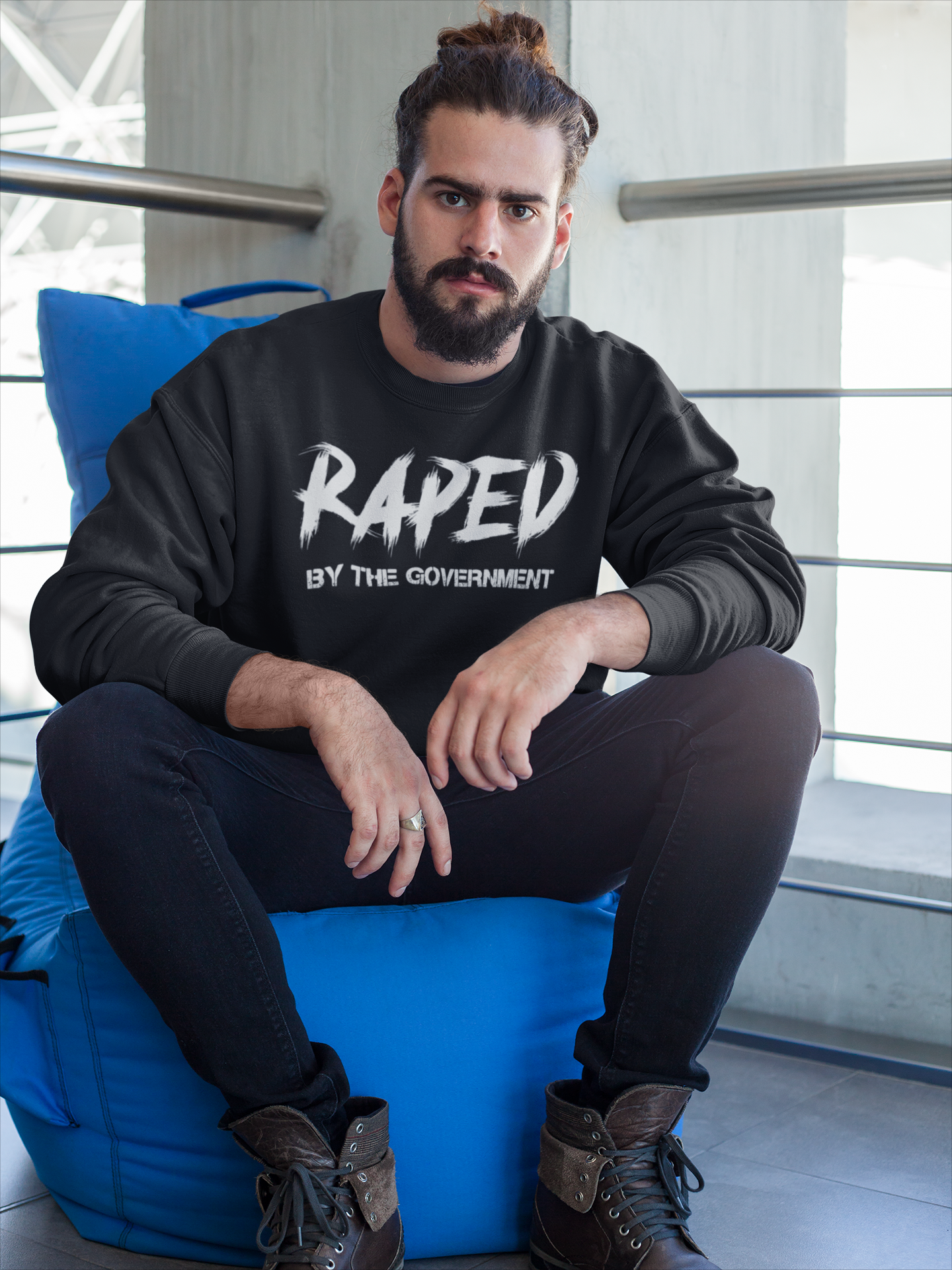 Unisex Sweatshirt Raped By The Government, Vi tolererar inte den Svenska Regeringens behandling av dess medborgare
