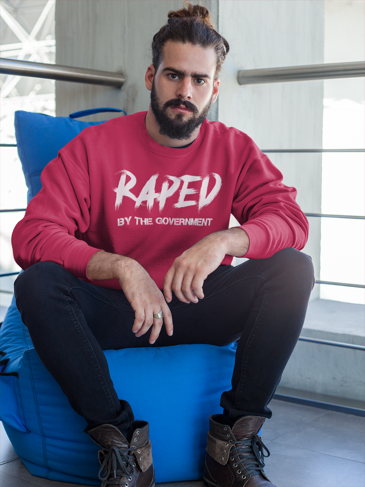 Jag är våldtagen av Regeringen. Sweatshirt med text Raped By The Government. Unisexmodell
