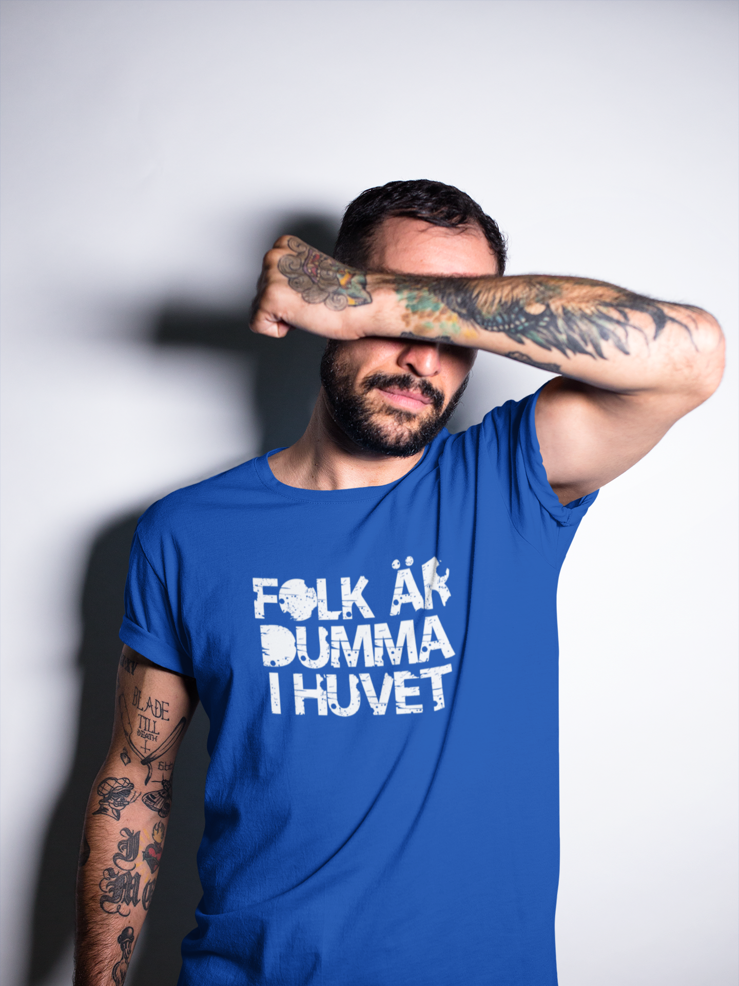 Herr T-Shirt med text Folk Är Dumma i Huvet, T-Shirts med tryck från Statements Clothing