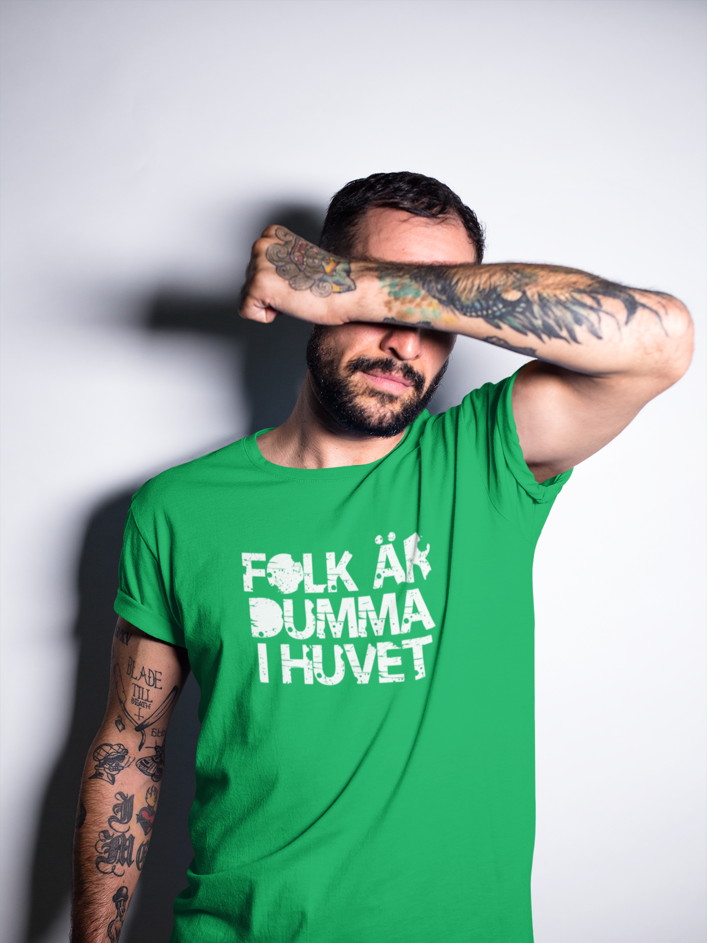 T-Shirts med tryck från Statements Clothing, Herr tröja med text folk är dumma i huvet