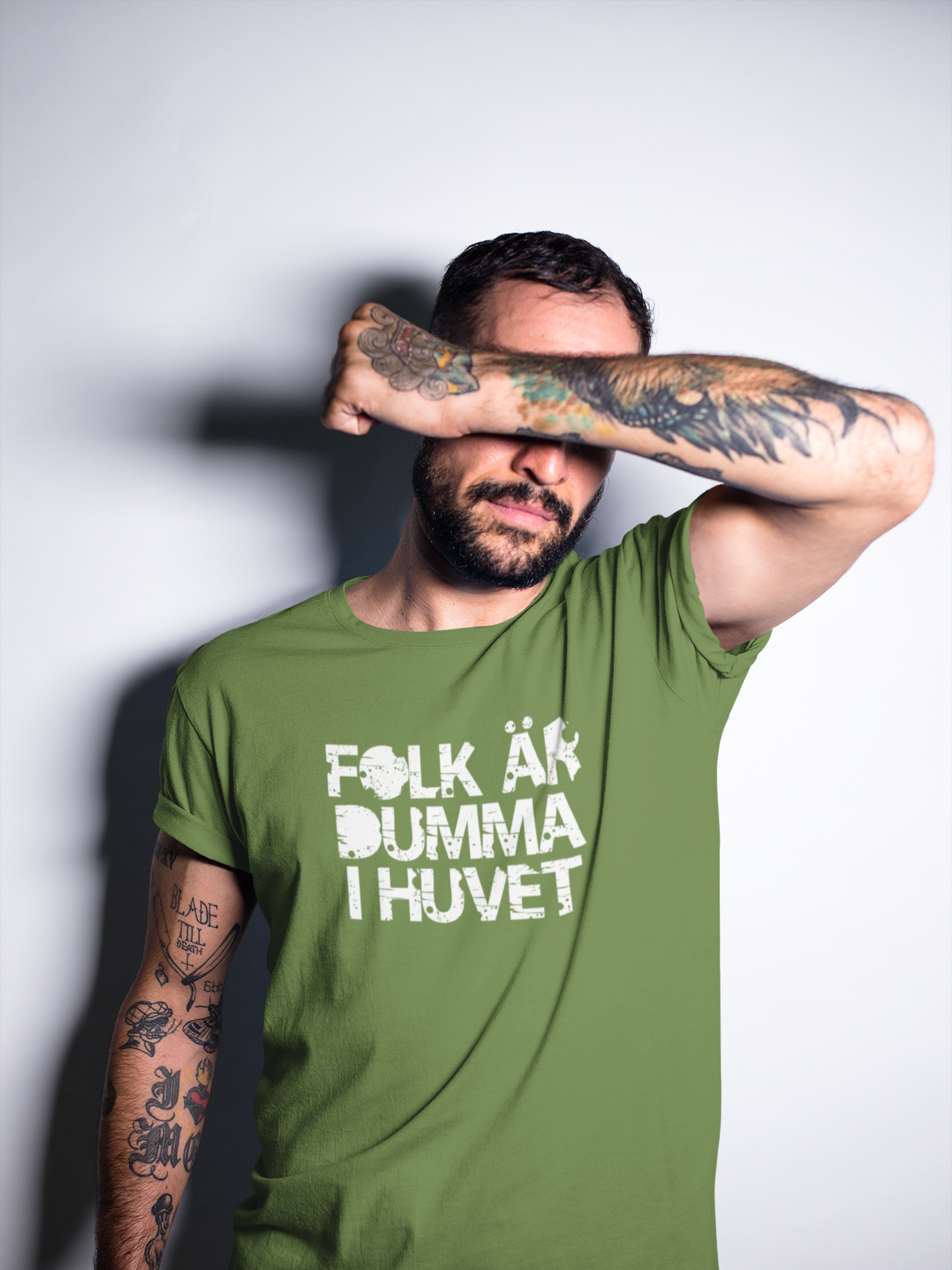 Tischa med text Folk Är Dumma I Huvet, T-Shirts med tryck från Statements Clothing