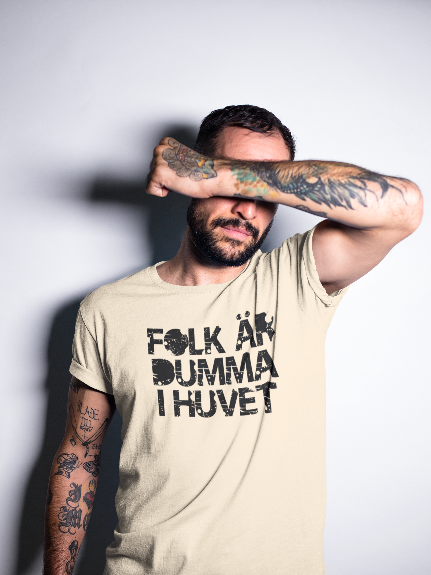 Folk Är Dumma I Huvet, Tshirt för den med attityd, T-Shirts med tryck från Statements Clothing