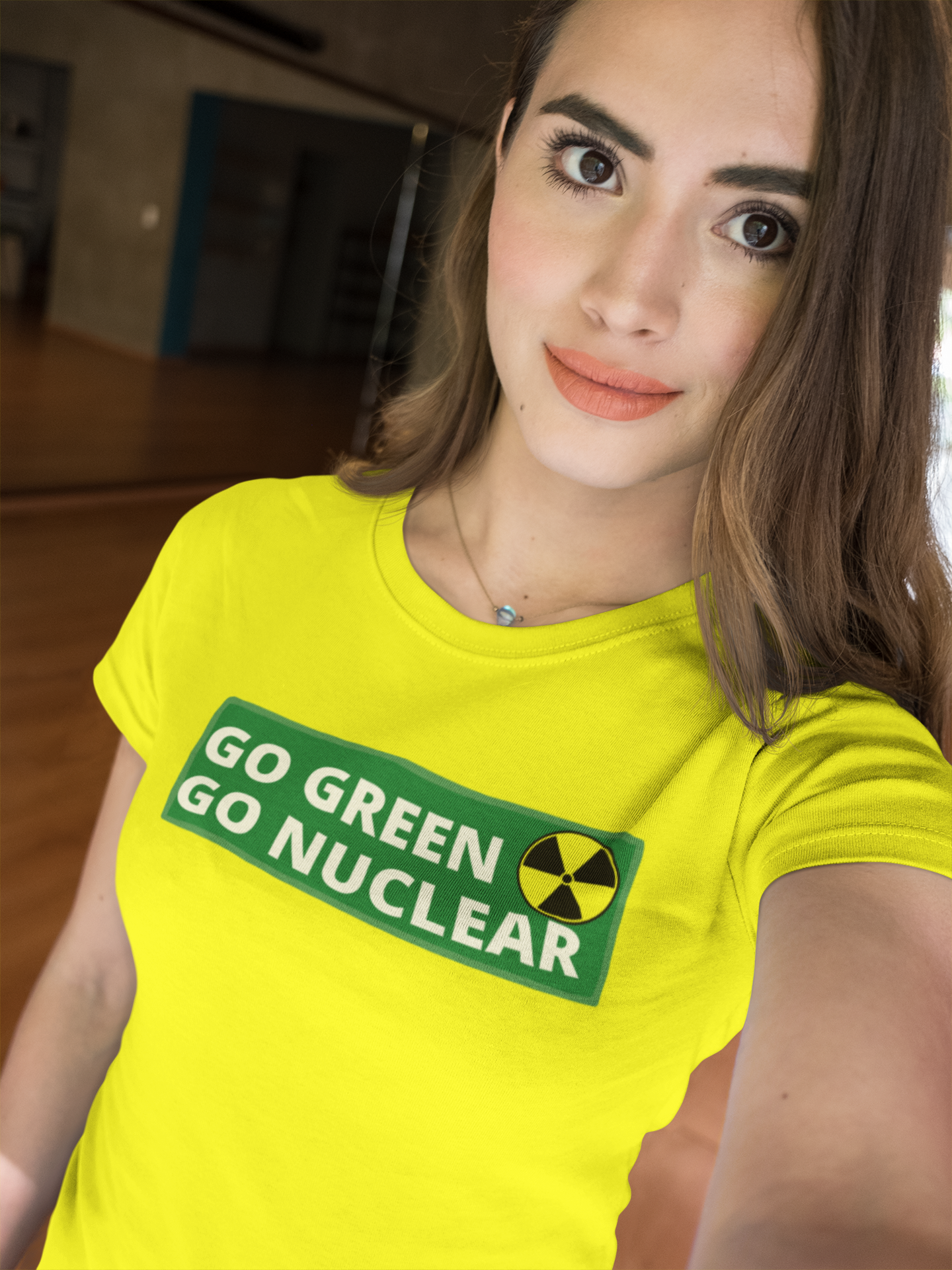 T-Shirt Dam med tryck. Go Nuclear Go Green