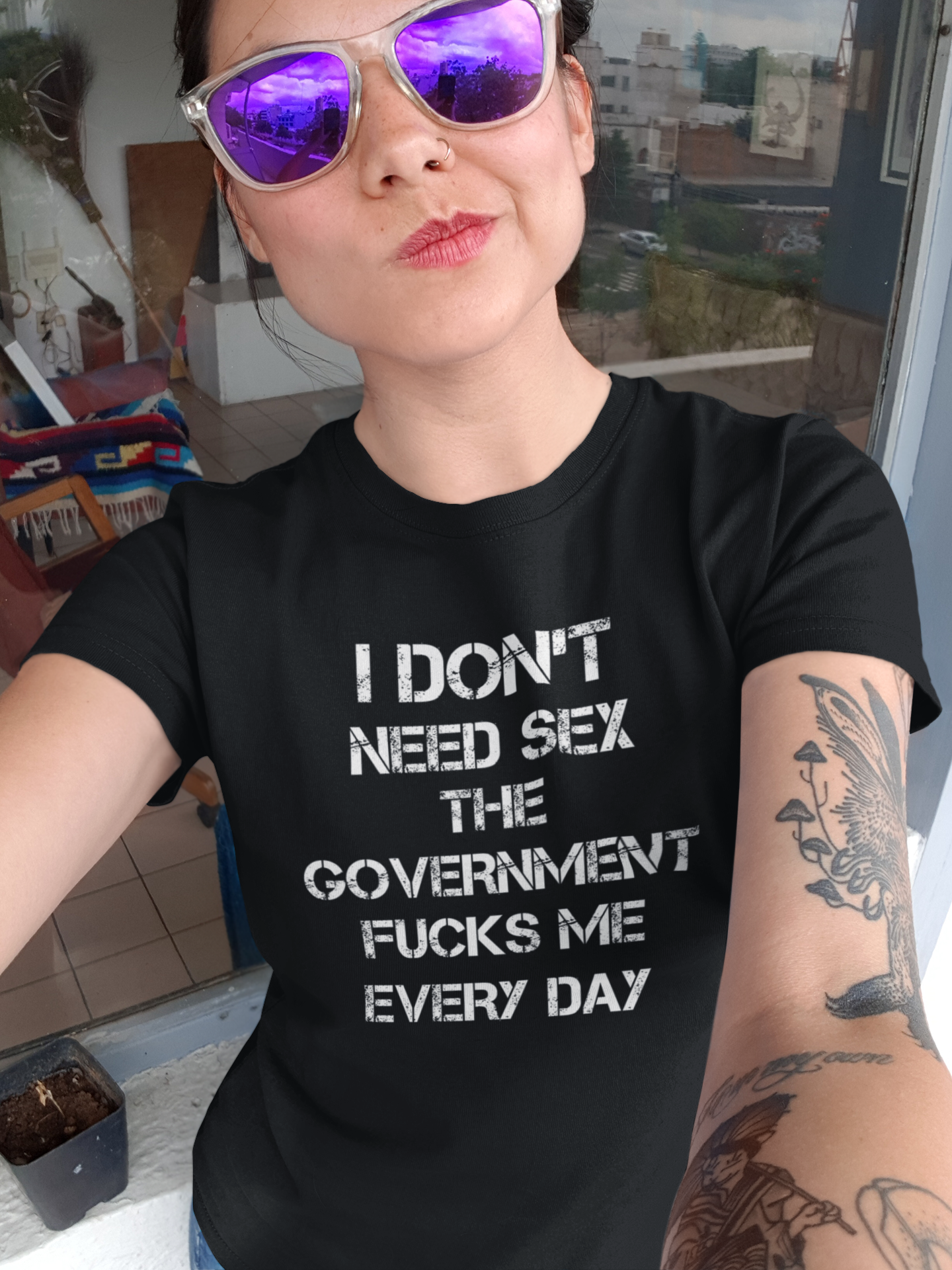 I Don't Need Sex The Government does me everyday Tshirt Dam. Sveriges kaxigaste T-Shirt med unika motiv