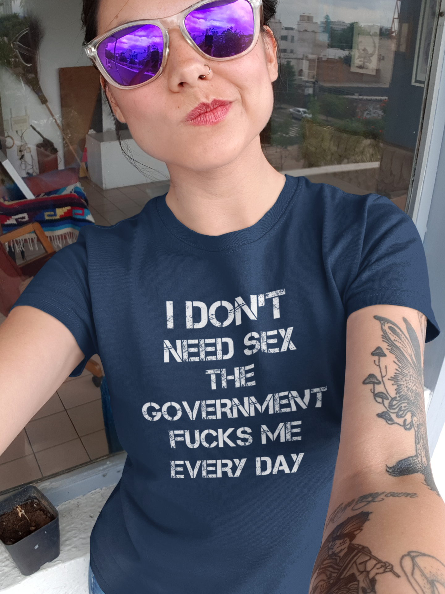 I Don't Need Sex The Government does me everyday Tshirt Dam.T-Shirt med unika motiv