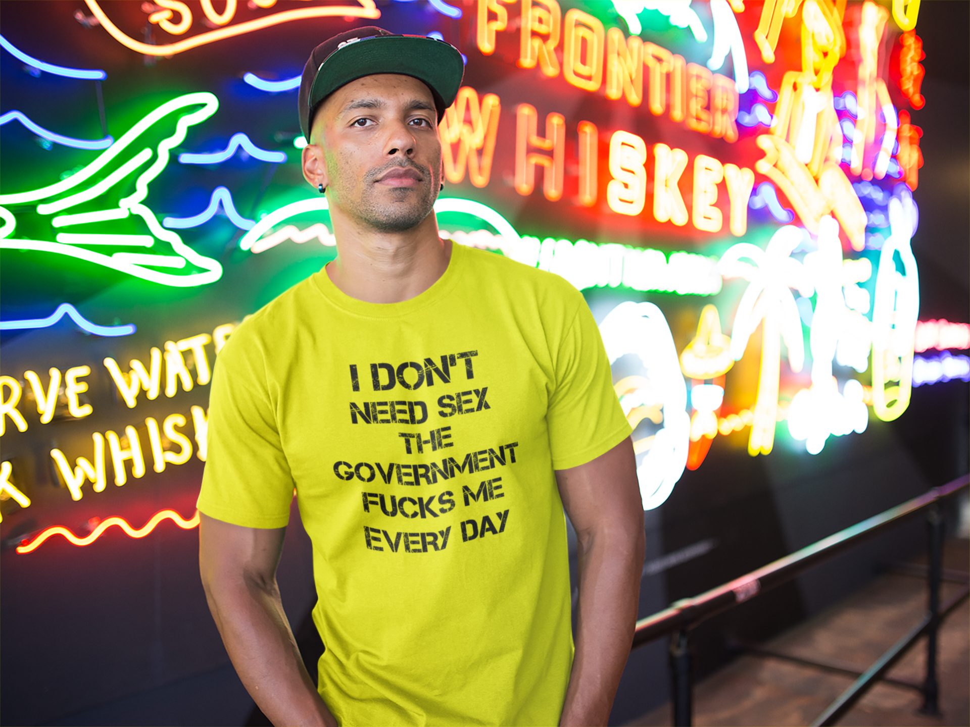 T-Shirt herr med unika motiv & texter från Statements Clothing. Denna Tshirt med text, I Don't Need Sex The Government Fucks Me Everyday