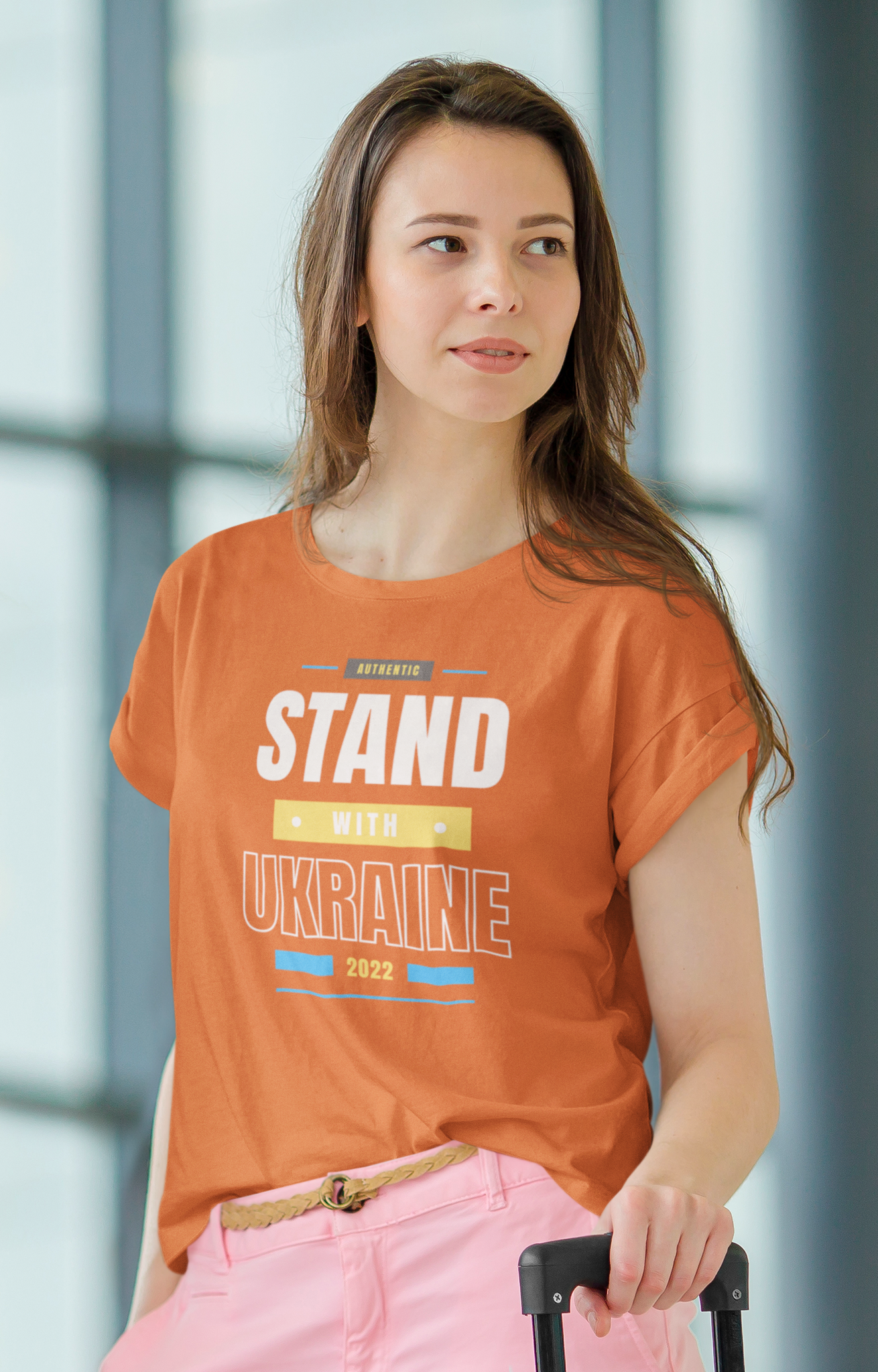 Står bredvid Ukraine i detta krig. T-Shirt dam i många färger med texten Stand With Ukraine