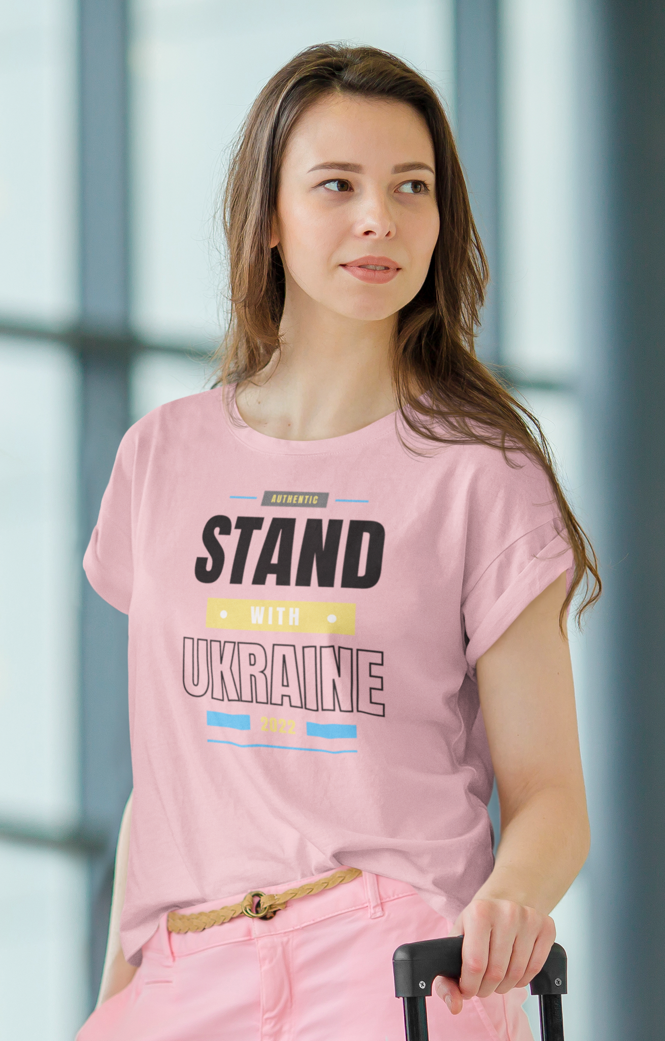 Ryssland skall sluta anfalla Ukraina. Tshirt med support för Ukraine och dess folk. Stand With Ukraine