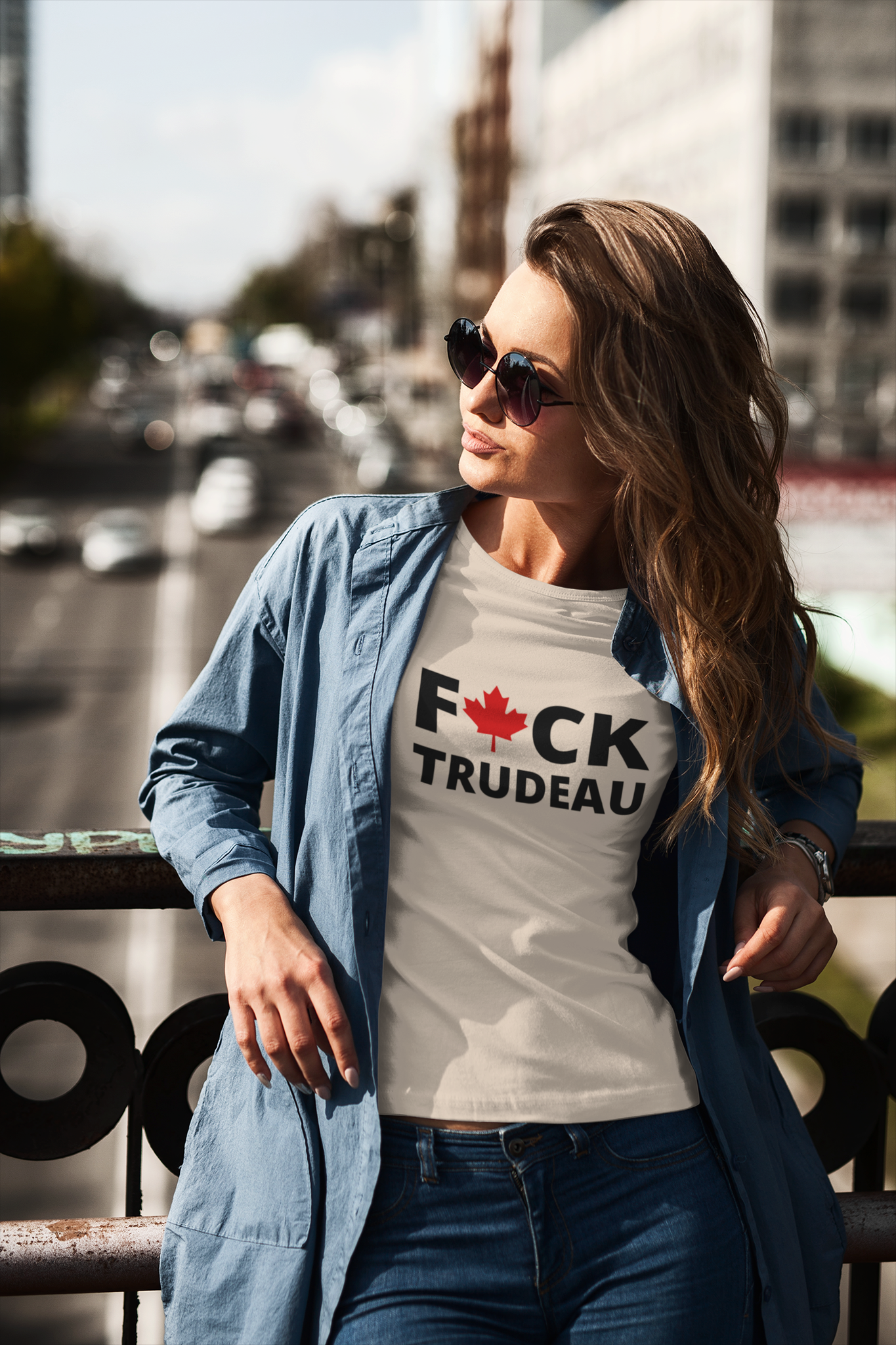Trudeau är en fara mot den enskilda individen. Tshirt Dam Ladyfit