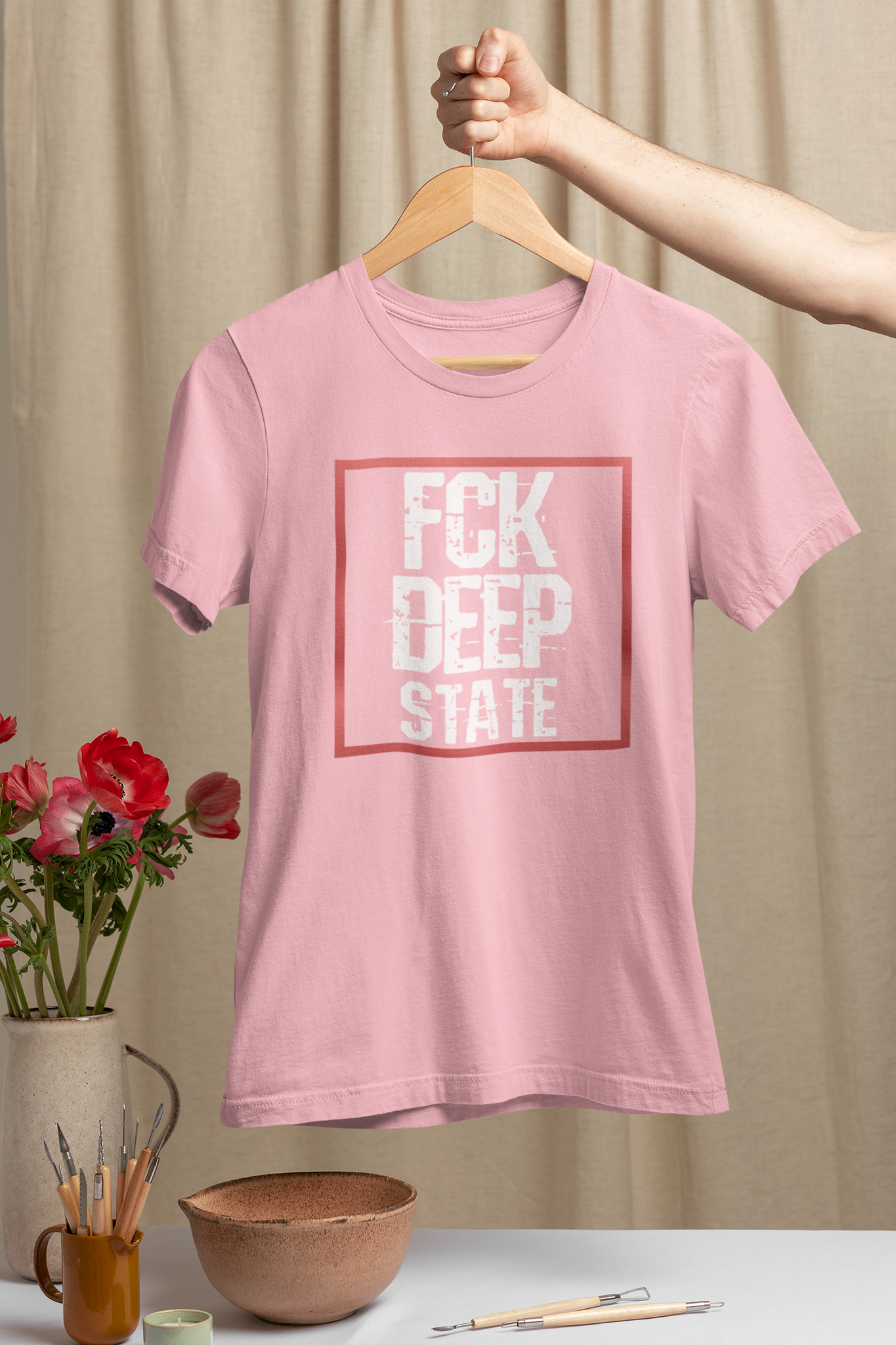 FCK The Deep State. T-Shirt i många färger att välja mellan.