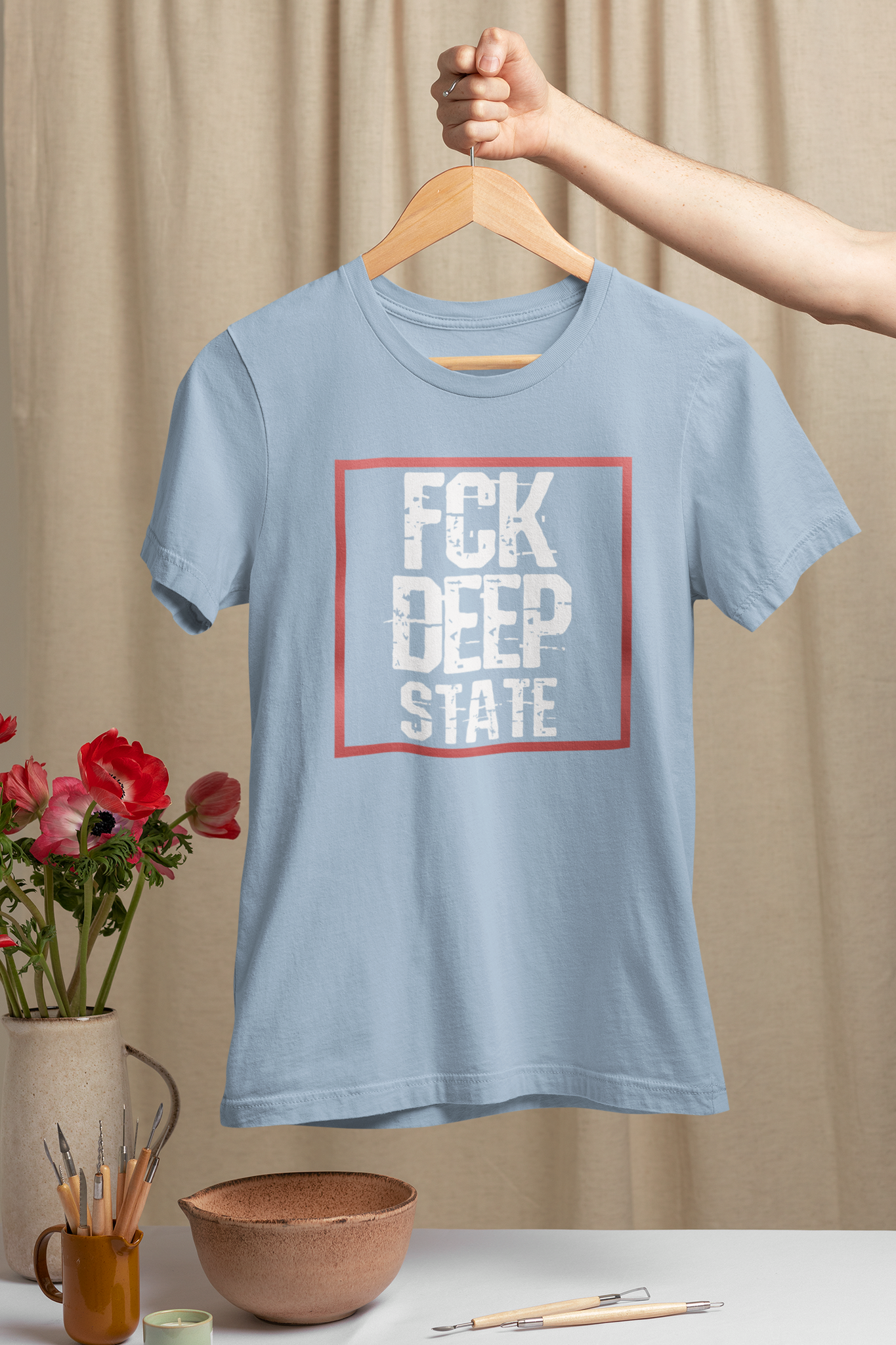 FCK Deep State. T-Shirt i 100% bomull