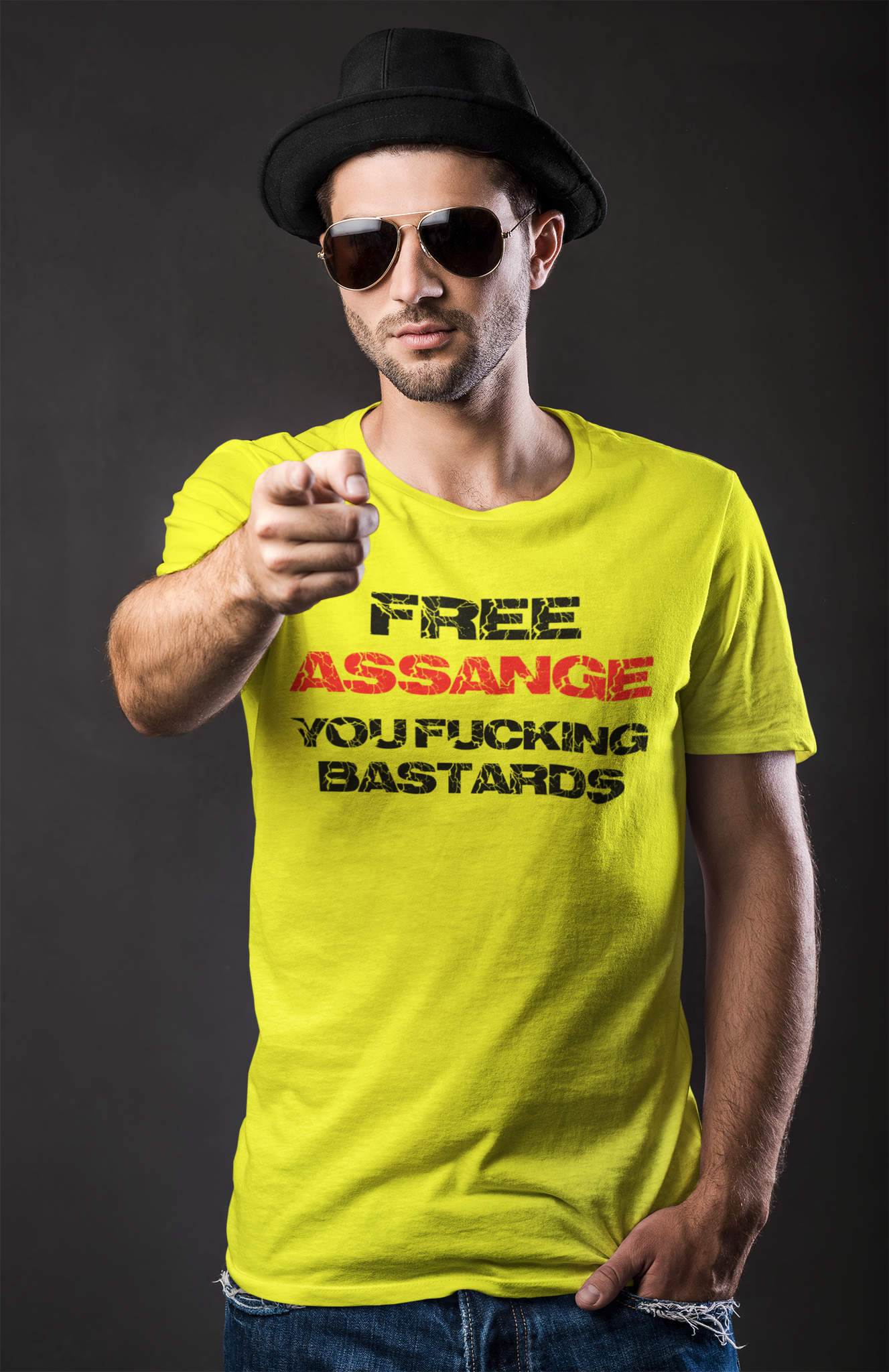 Herr T-shirt med texten Free Assange och ett budskap om rättvisa och frihet