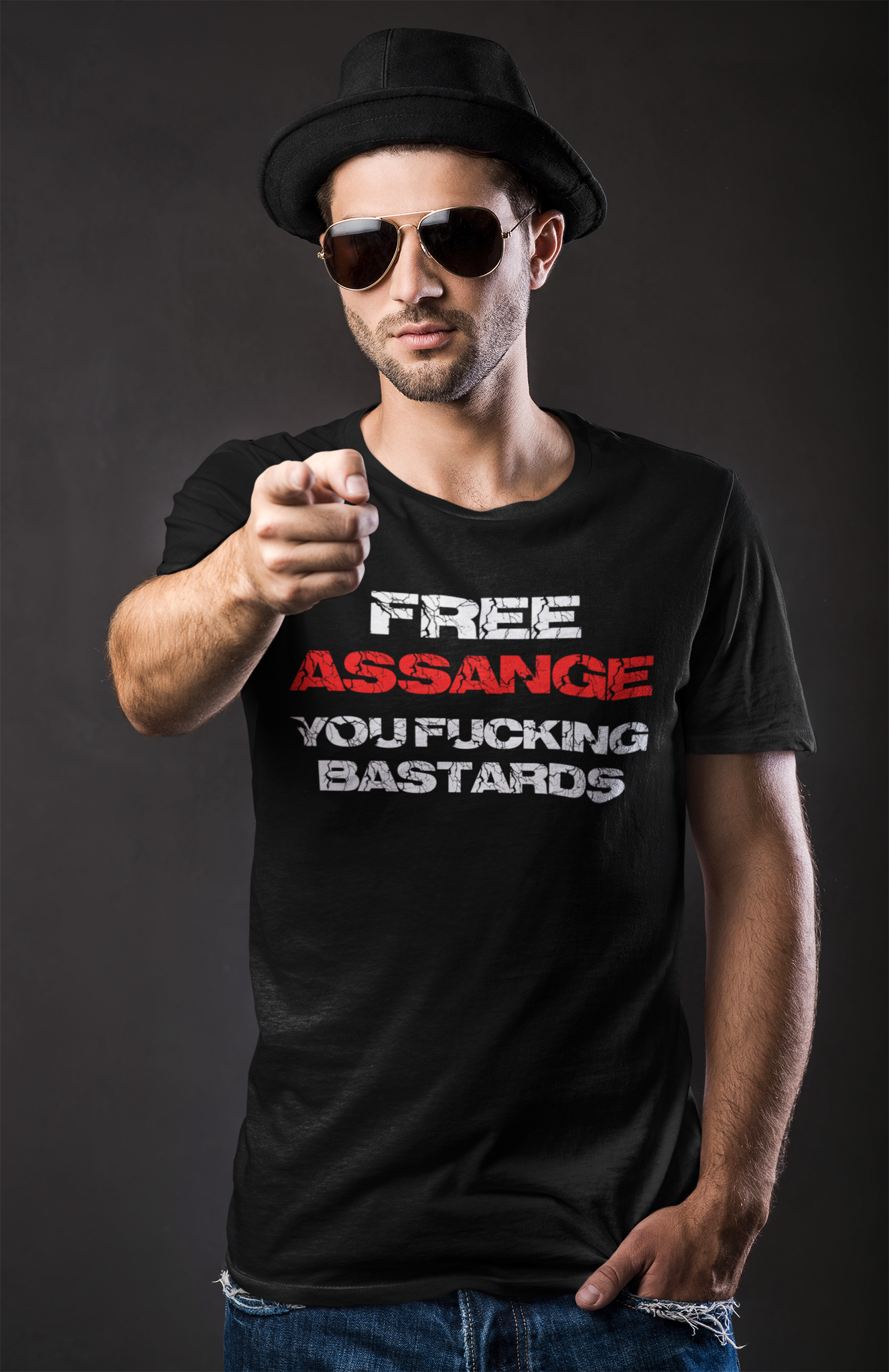 Herr T-shirt i flera färger med texten "Free Assange" och ett budskap om frihet för yttrandefrihet