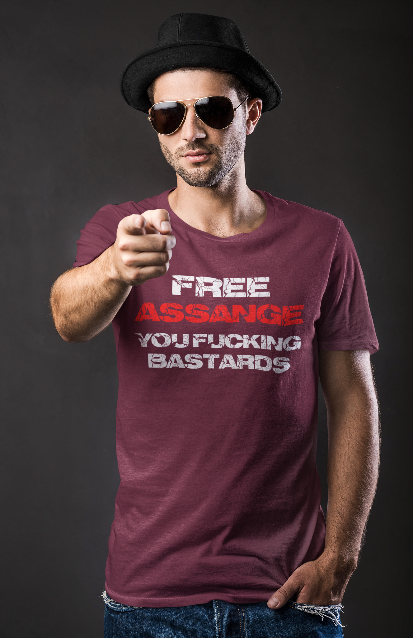 Flera färgalternativ på herr T-shirt med texten Free Assange och ett budskap om rättigheter för journalister  & yttrandefriheten