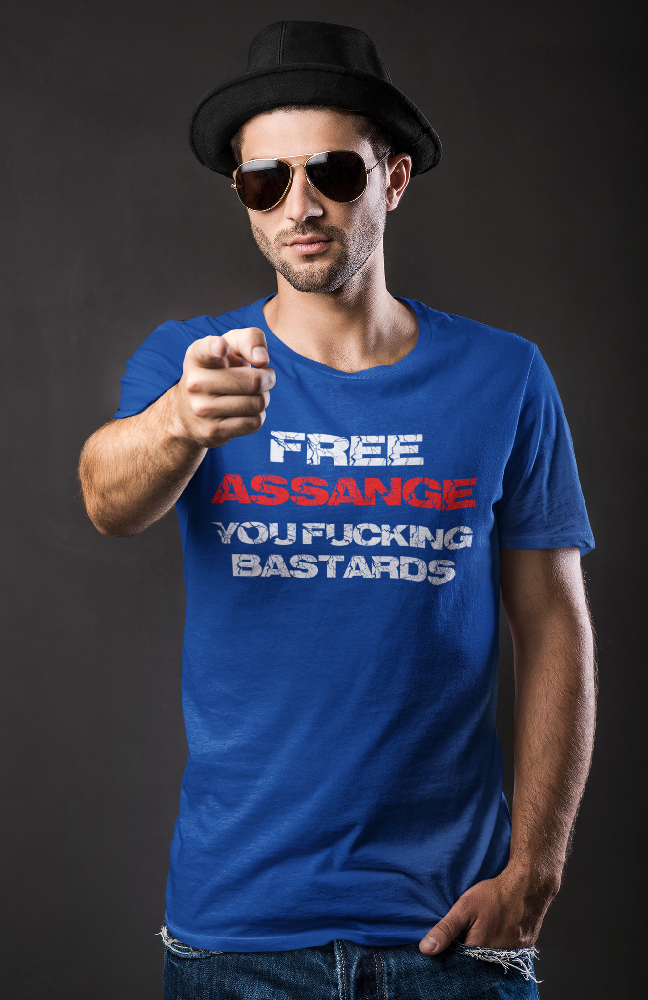 Herr T-shirt med texten Free Assange You Fucking Bastards och ett budskap om att skydda whistleblowers
