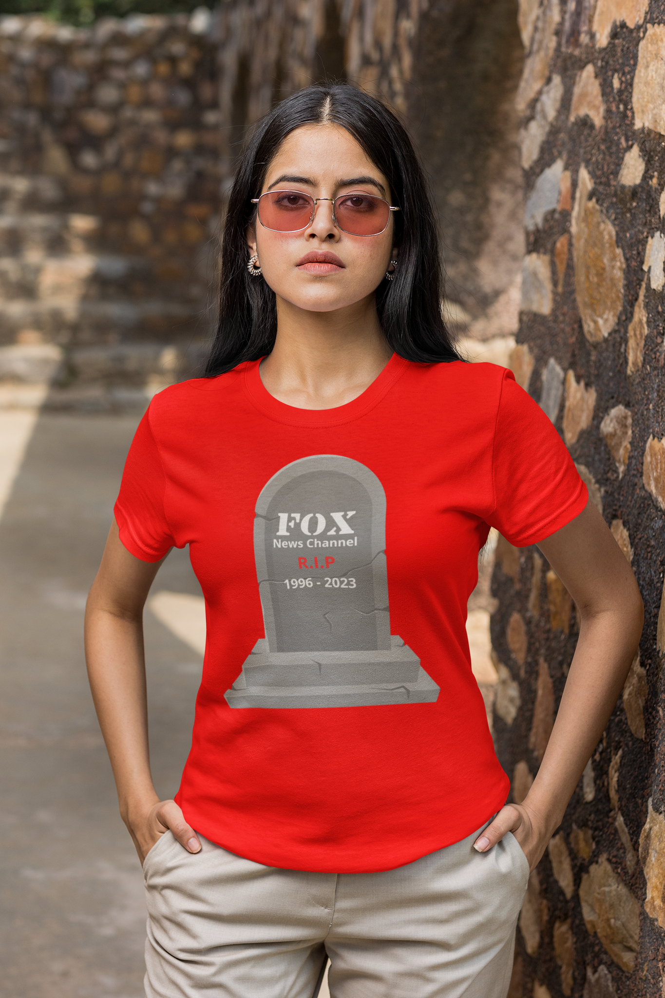 T-Shirt Dam, Röd..Rest In Piece Fox News Channel. Tucker Carlson