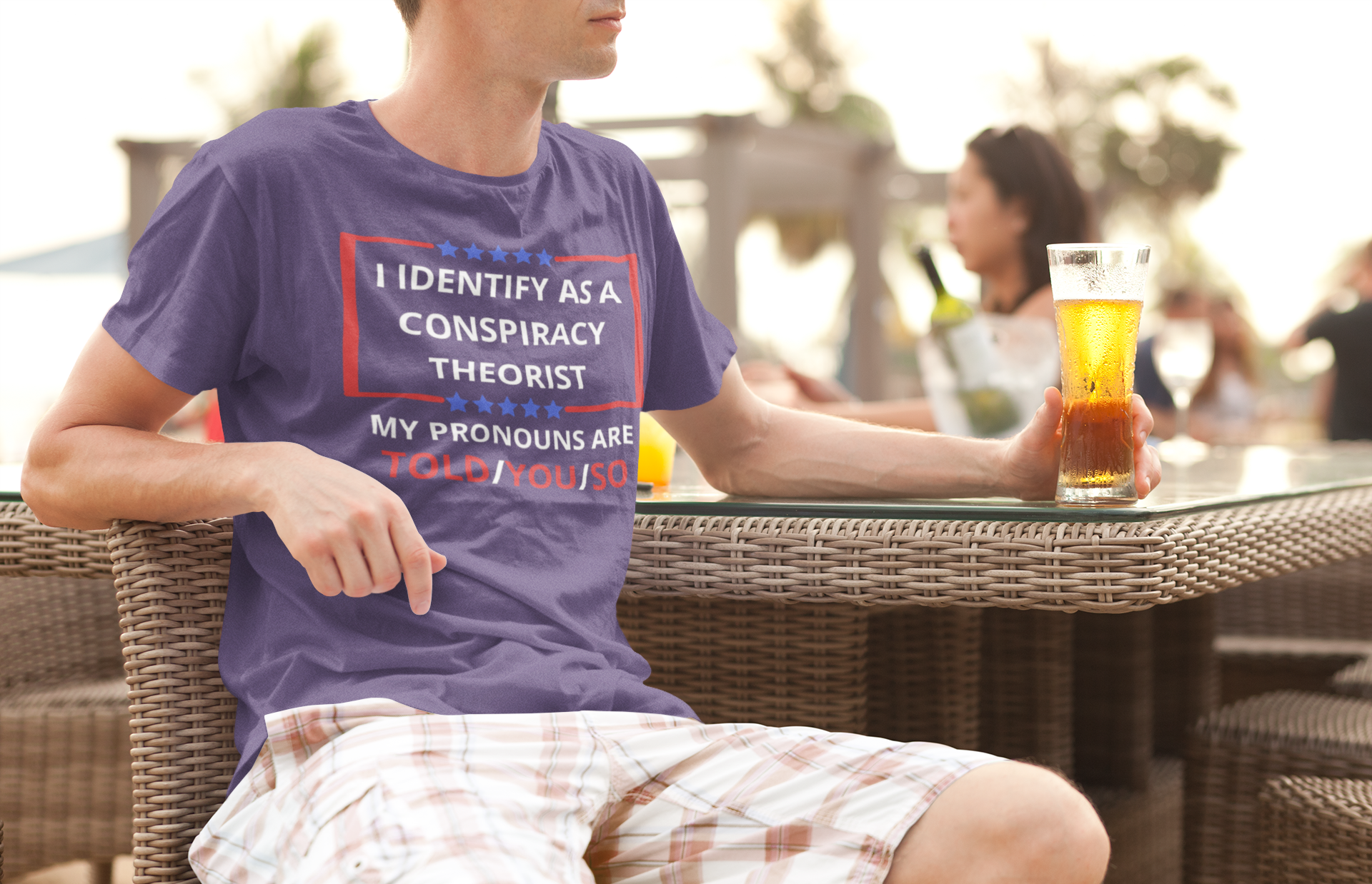 Flera färgalternativ på herr T-shirt med texten I Identify As A Conspiracy Theorist My Pronouns are Told/You/So