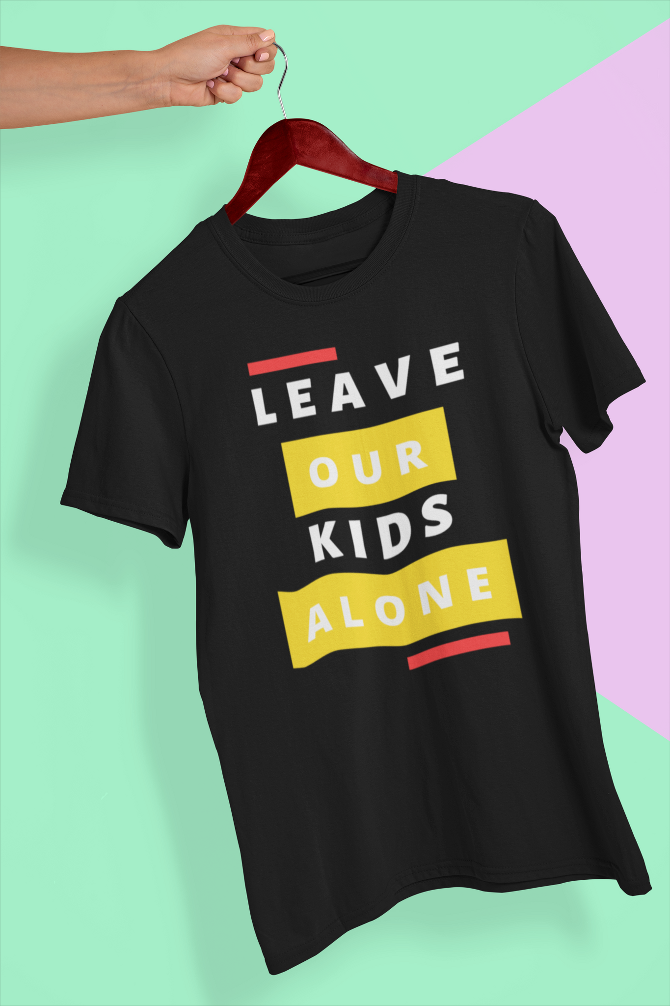 T-Shirt Herr med tryckt text Leave Our Kids Alone