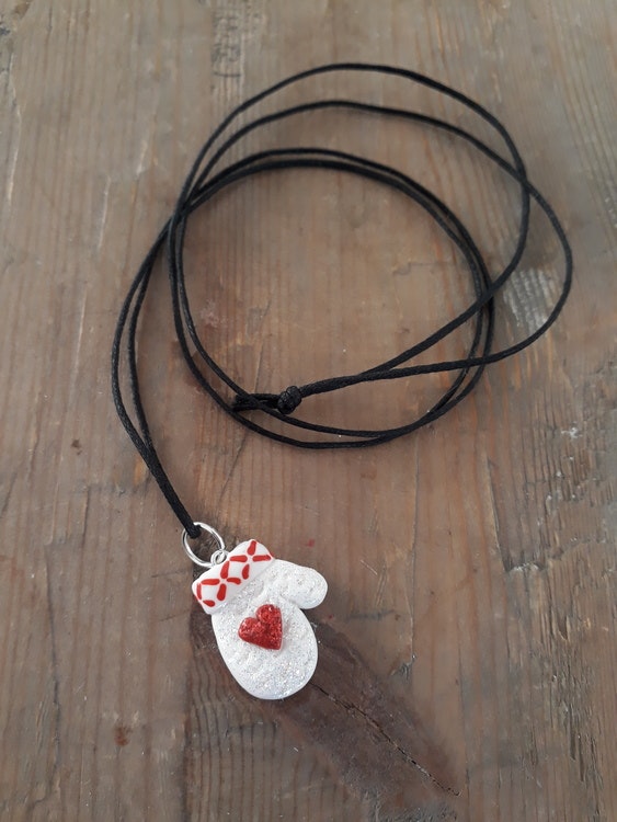 Halsband- Glittrig lovikkavante med rött hjärta