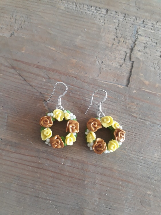 Örhängen- Kransar med gula blommor