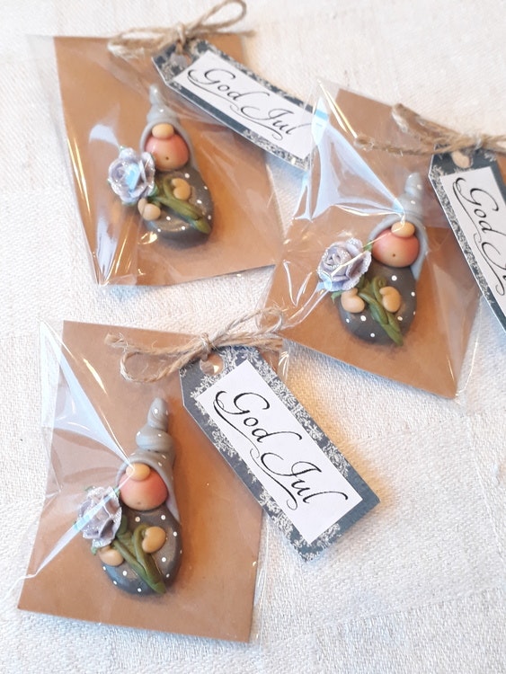 Magnet i presentförpackning- Nisse med blomma