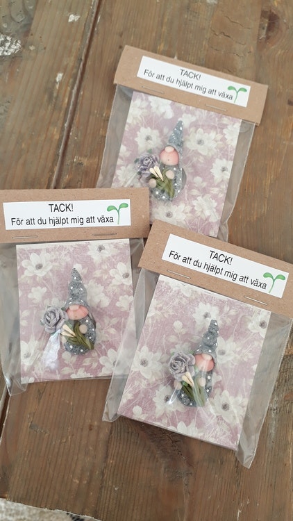 Magnet i presentförpackning: Grå nisse med lila blomma, lila bakgrund
