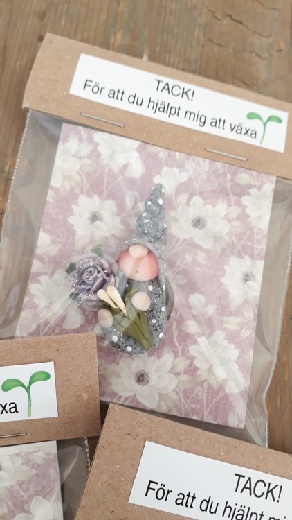 Magnet i presentförpackning: Grå nisse med lila blomma, lila bakgrund