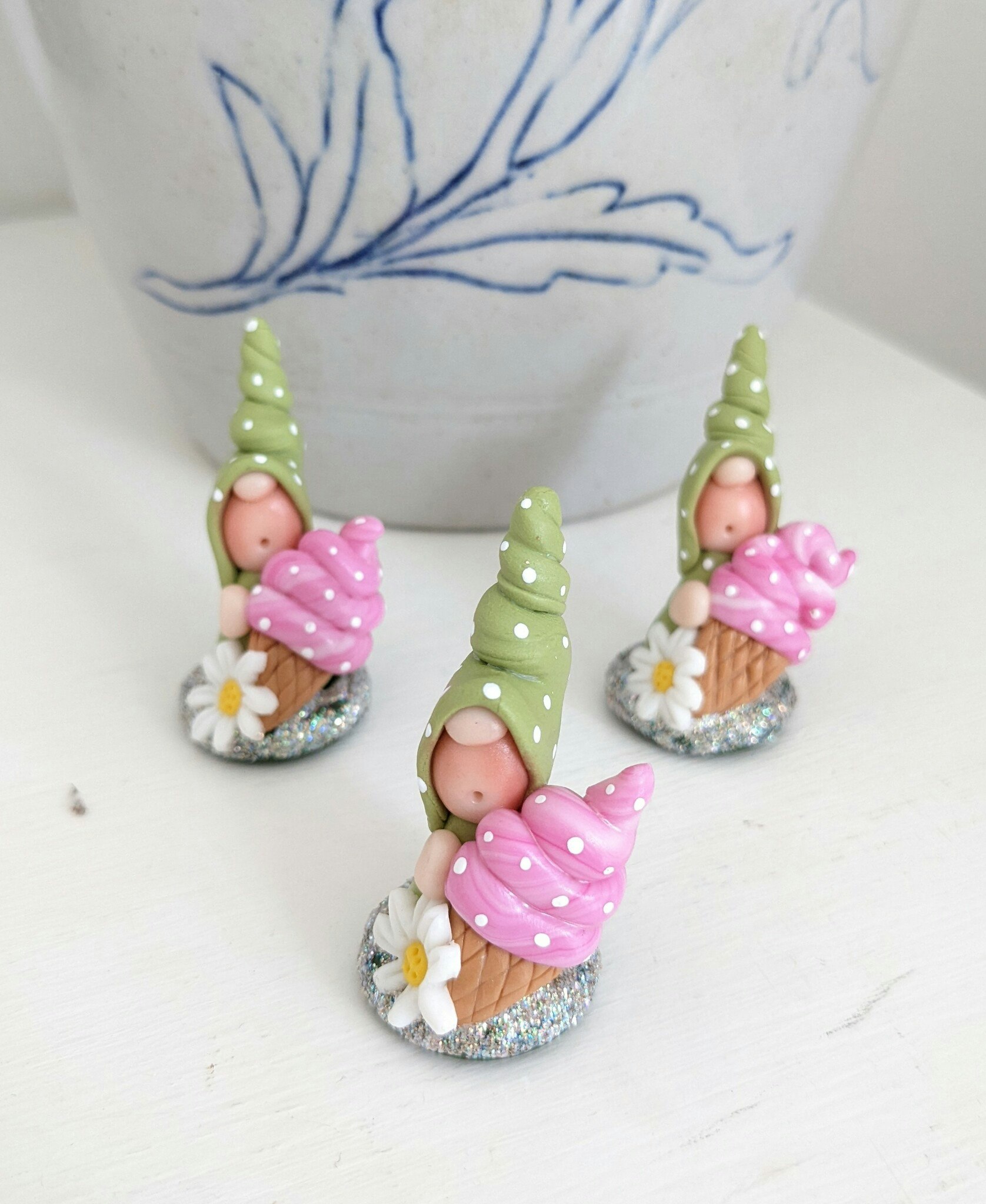 Fristående nisse- Grön med glass och vit blomma