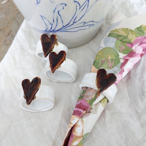Keramik 4 st servettringar med hjärtan
