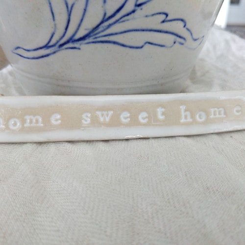 Liten skylt i stengods 'Home sweet home'