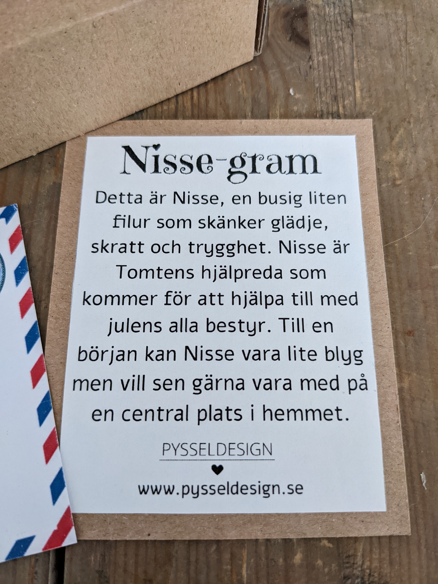 Nissegram- skicka en liten Nisse (Med lussebulle) med speciell box och text till någon du vill överraska