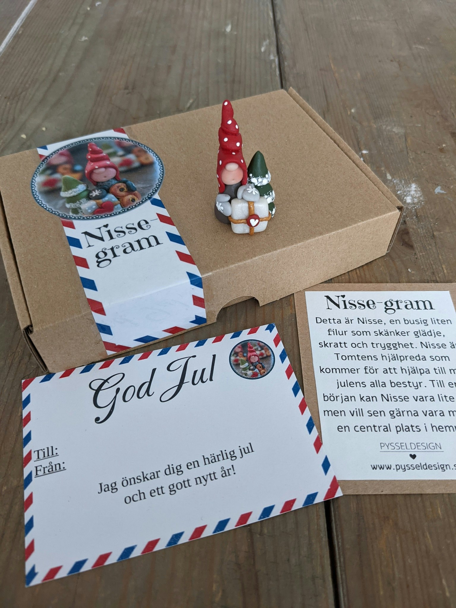 Nissegram- skicka en liten Nisse (med gran och paket) med speciell box och  text till någon du vill överraska - Pysseldesign