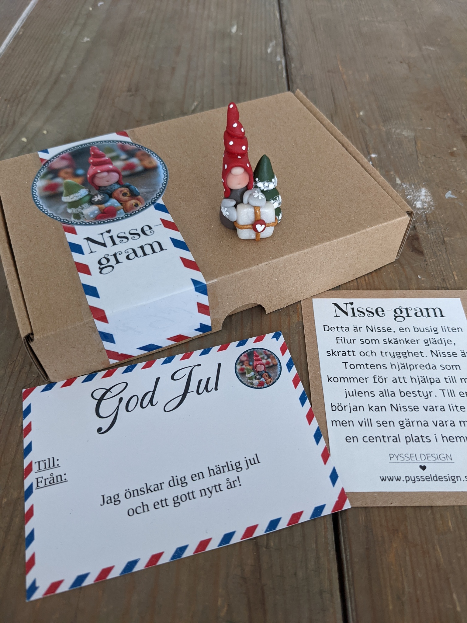 Nissegram- skicka en liten Nisse (med gran och paket) med speciell box och text till någon du vill överraska