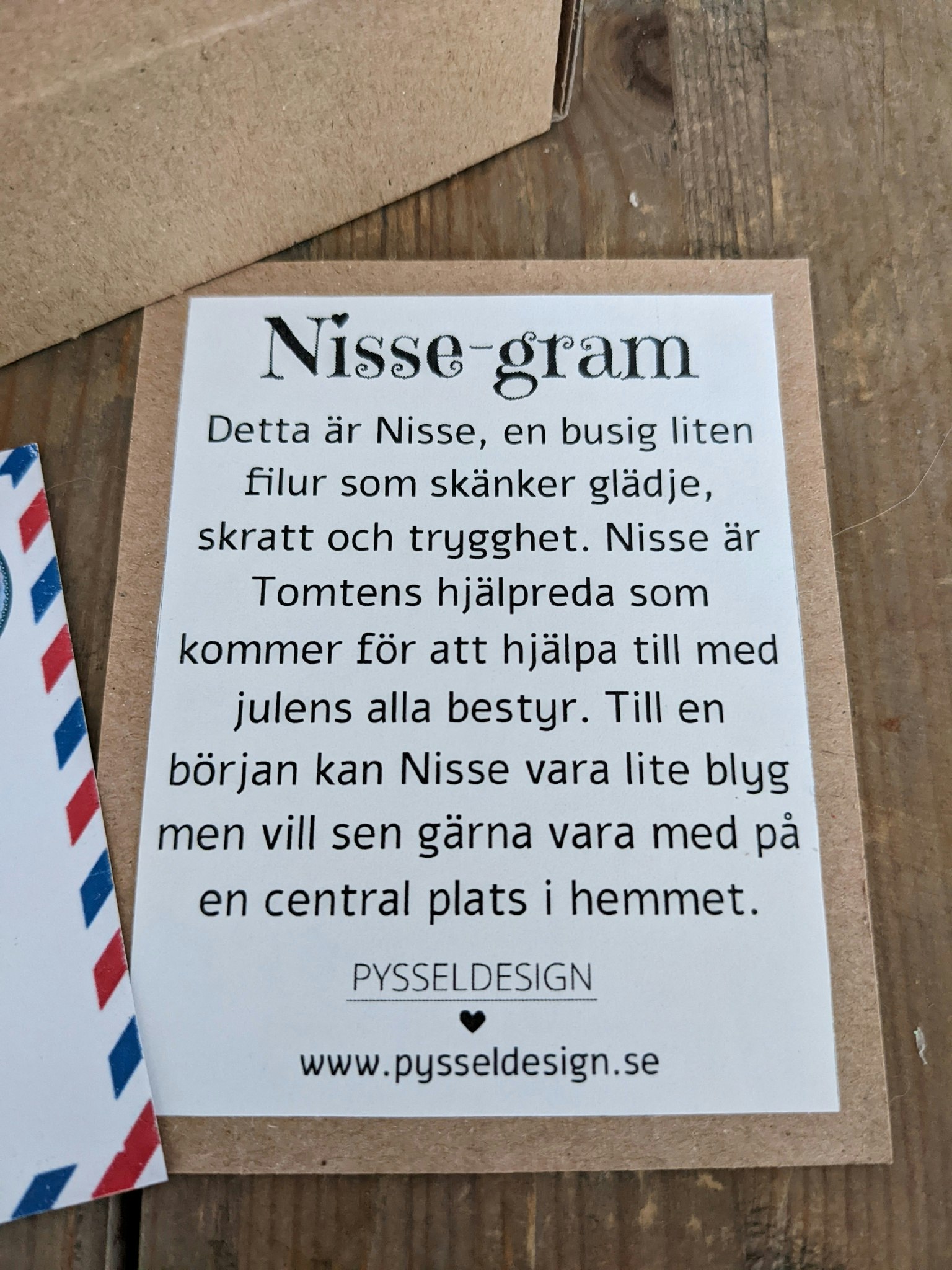 Nissegram- skicka en liten Nisse (med gran och paket) med speciell box och text till någon du vill överraska