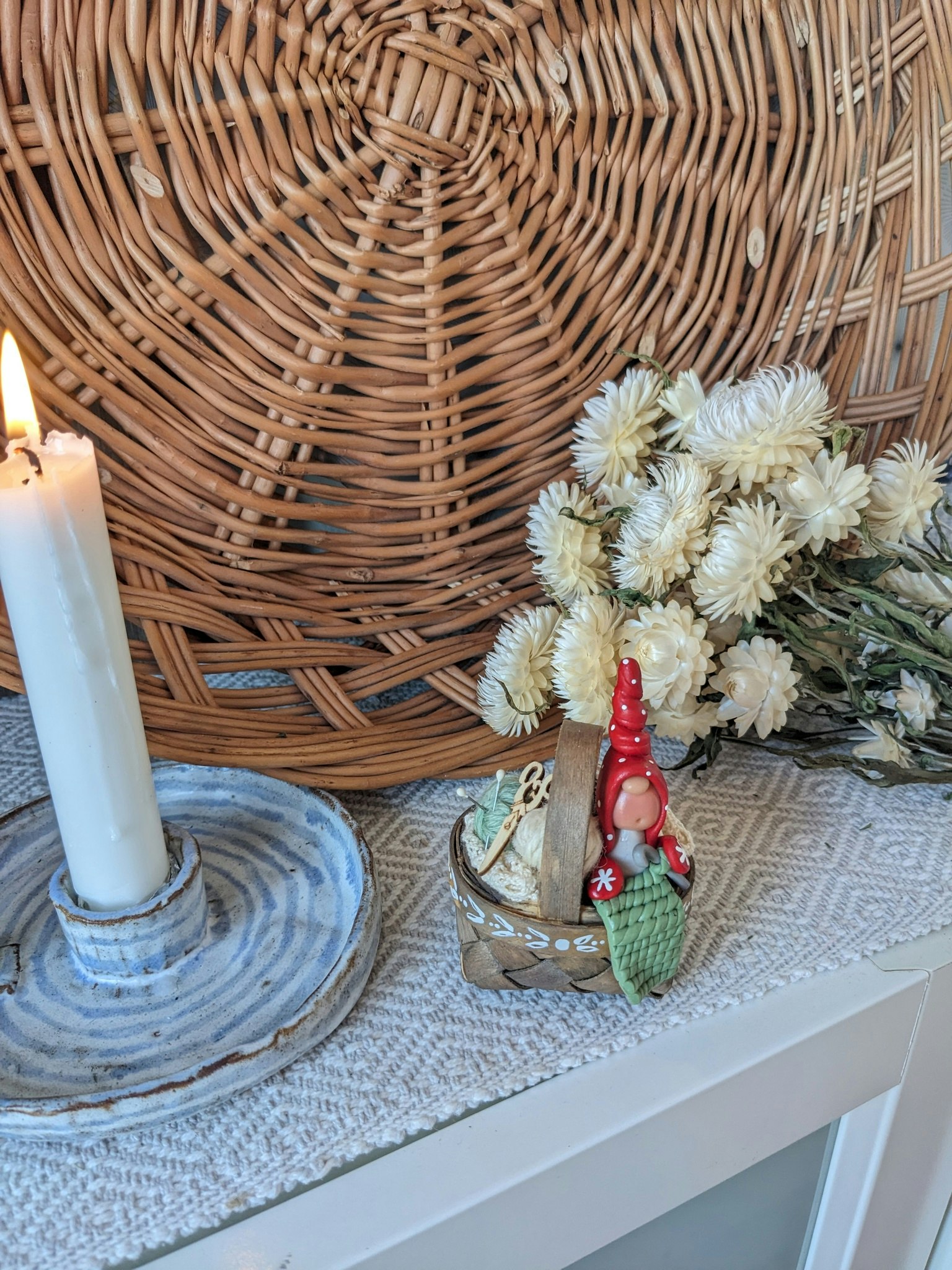 Mini-korg med pysslande nisse "jul-virkning"